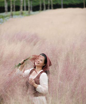 花开春天，粉黛乱子草绽放的花语（用花语诠释生命的美丽与坚韧）